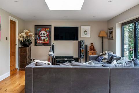 2 Gateways, Guildford, GU1 2LF