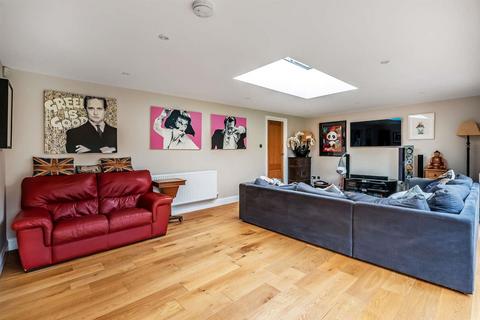 2 Gateways, Guildford, GU1 2LF