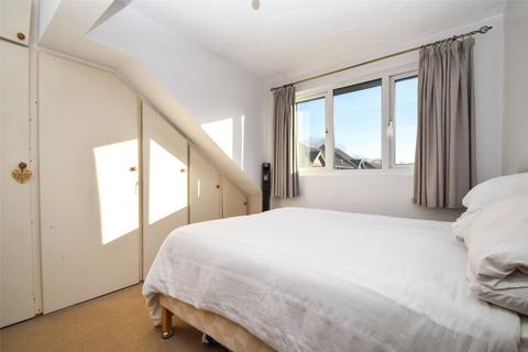 66 Fallowfield, Yateley, GU46 6LW