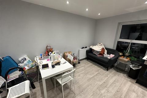 2 bedroom flat to rent, Devonshire Road, London