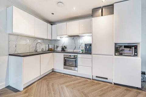 2 bedroom flat to rent, Hickman Avenue, Highams Park, London, E4