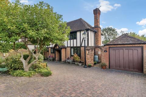 4 bedroom detached house to rent, Granville Road, Oxted RH8