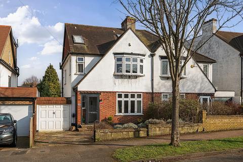 10 Anglesey Gardens, Carshalton, SM5 3JE