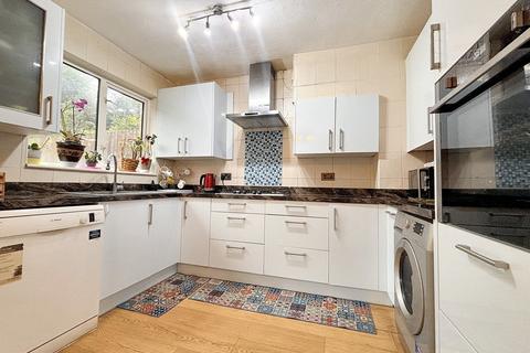 3 bedroom terraced house for sale, Deepfield Way, Surrey CR5