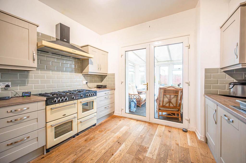 Kitchen 2.jpg
