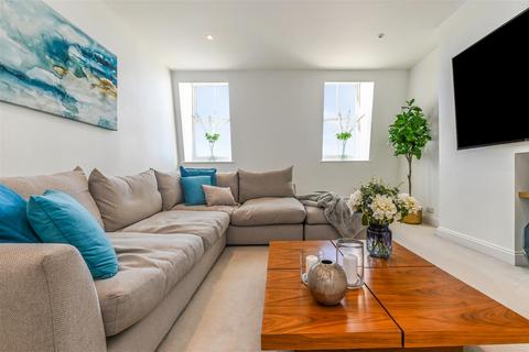 3 bedroom flat for sale, Heene Terrace, Worthing BN11