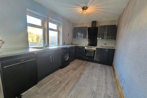 3 bedroom semi-detached house to rent, Upper Grange Avenue, Bradford, BD15