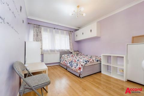 8 Aire Drive, South Ockendon, RM15 5AP