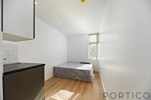 Studio to rent, Wandsworth High Street