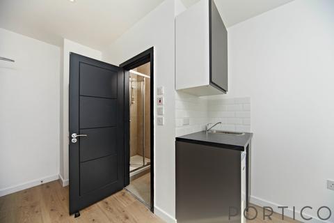 Studio to rent, Wandsworth High Street