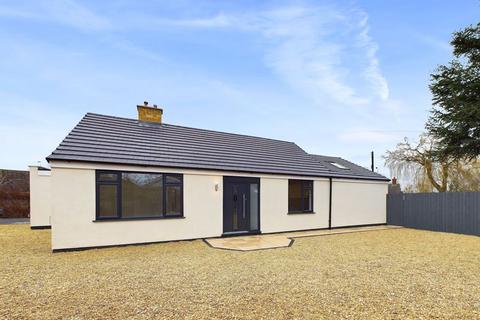 3 bedroom bungalow for sale, Checketts Close, Pinvin