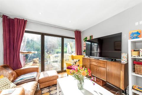 12 Sunset Gardens, London, SE25 4AX