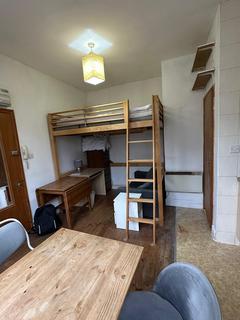 Studio to rent, Bryantwood Road, London N7