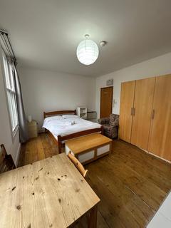 Studio to rent, Bryantwood Road, London N7