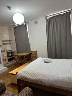Studio to rent, Bryantwood Road, London N7