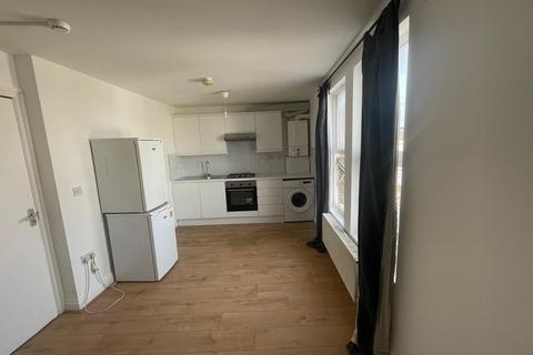 3 bedroom flat to rent, GARRATT LANE SW17 TOOTING BROADWAY