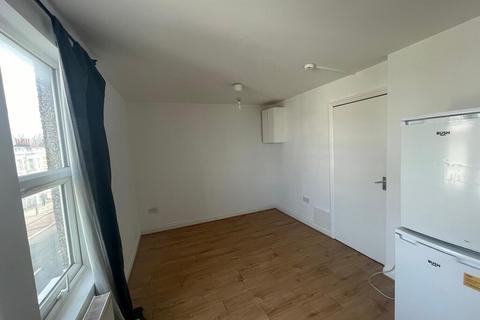 3 bedroom flat to rent, GARRATT LANE SW17 TOOTING BROADWAY