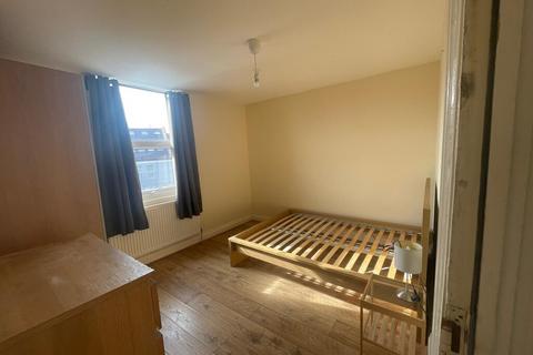 3 bedroom flat to rent, GARRATT LANE SW17 TOOTING BROADWAY