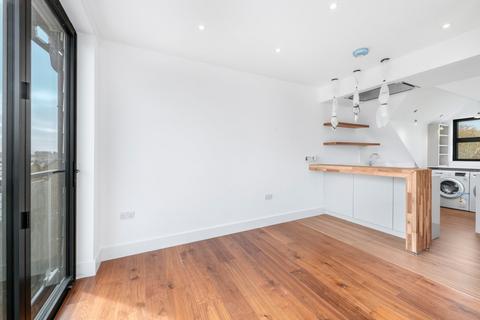 2 bedroom flat to rent, Garratt Lane, London SW17