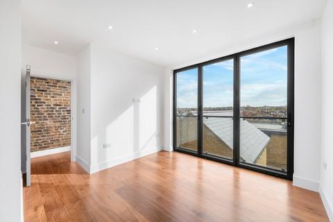 2 bedroom flat to rent, Garratt Lane, London SW17