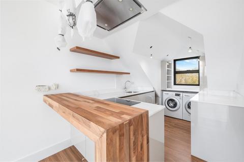 2 bedroom flat to rent, Garratt Lane, London SW17