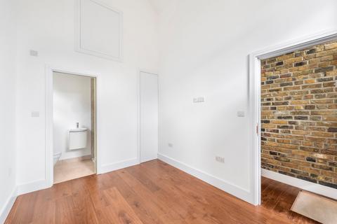 2 bedroom flat to rent, Garratt Lane, London SW17