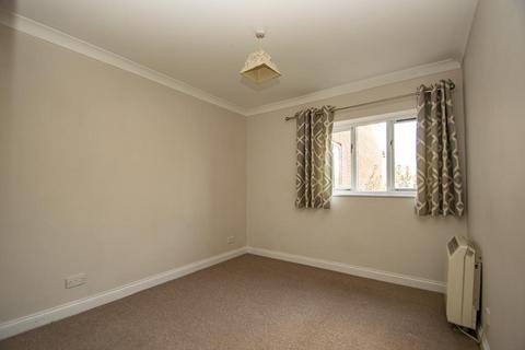 2 bedroom apartment to rent, Queens Court, Reading RG8