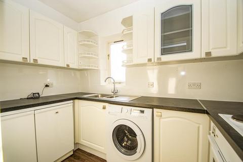 2 bedroom apartment to rent, Queens Court, Reading RG8