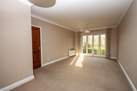 2 bedroom apartment to rent, Queens Court, Reading RG8