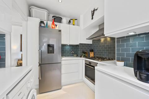 2 bedroom apartment for sale, Lawn Close, New Malden KT3