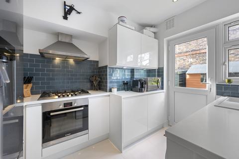 3 Lawn Close, New Malden, KT3 3DL