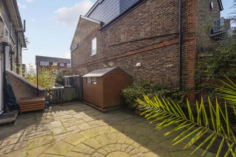 3 Lawn Close, New Malden, KT3 3DL