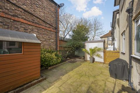3 Lawn Close, New Malden, KT3 3DL