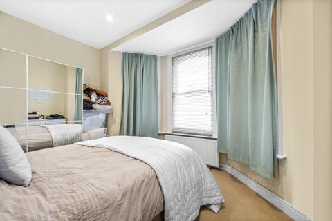 Flat 3, 8 Surbiton Hill Park, Surbiton, KT5 8EX