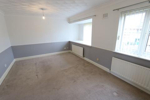 2 bedroom flat to rent, College Close, College Avenue