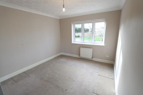 2 bedroom flat to rent, College Close, College Avenue