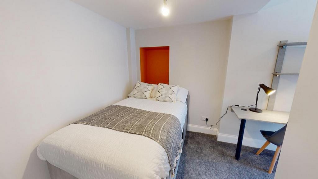 A cozy and well-maintained double bedroom, perf...