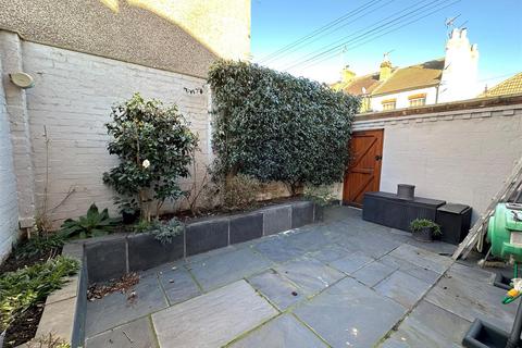 2 bedroom end of terrace house to rent, Garfield Road, London E4