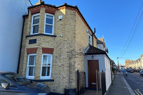 2 bedroom end of terrace house to rent, Garfield Road, London E4