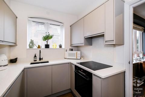 1 bedroom apartment for sale, Epping New Road, Buckhurst Hill, IG9