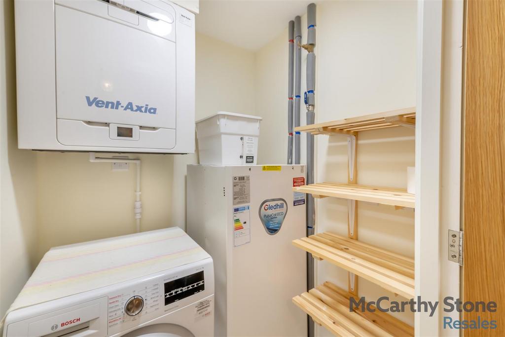 8634778-interior10.jpg