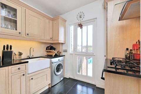 2 bedroom apartment to rent, Castelnau, Barnes, SW13