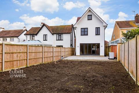 4 bedroom detached house to rent, Tennyson Road Bognor Regis PO21