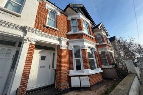 2 bedroom flat to rent, 2 bedroom Ground Floor Flat in Westcliff on Sea