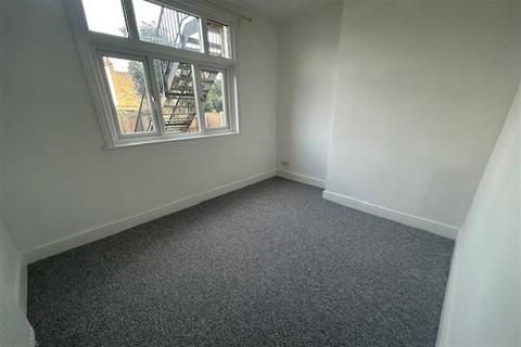 2 bedroom flat to rent, 2 bedroom Ground Floor Flat in Westcliff on Sea