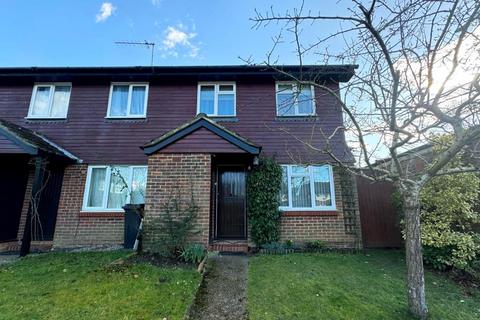 3 bedroom end of terrace house to rent, Abingdon Close, Woking GU21