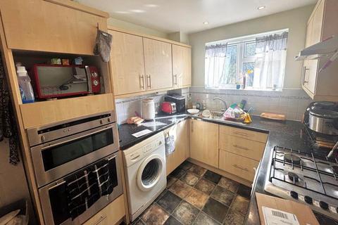 3 bedroom end of terrace house to rent, Abingdon Close, Woking GU21