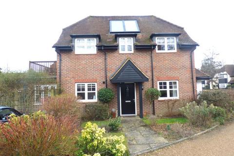 2 bedroom house to rent, Frenchlands Gate, East Horsley