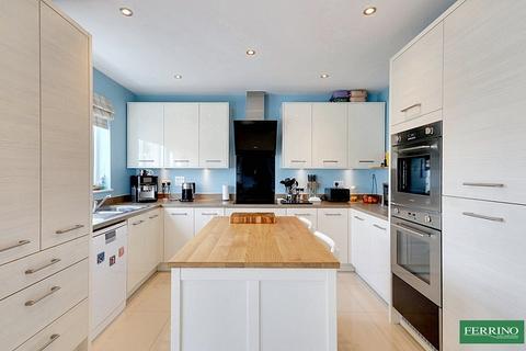 4 bedroom detached house for sale, Wintour Drive, Lydney. GL15 5FA