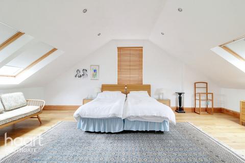 100 Wynchgate, London, N14 6RN